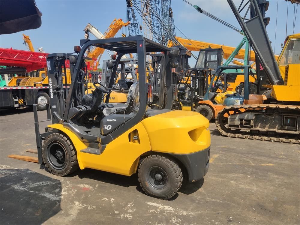 3000 kg Herramientas de elevación en buen estado Elevadora de horquilla Komatsu para sus operaciones comerciales