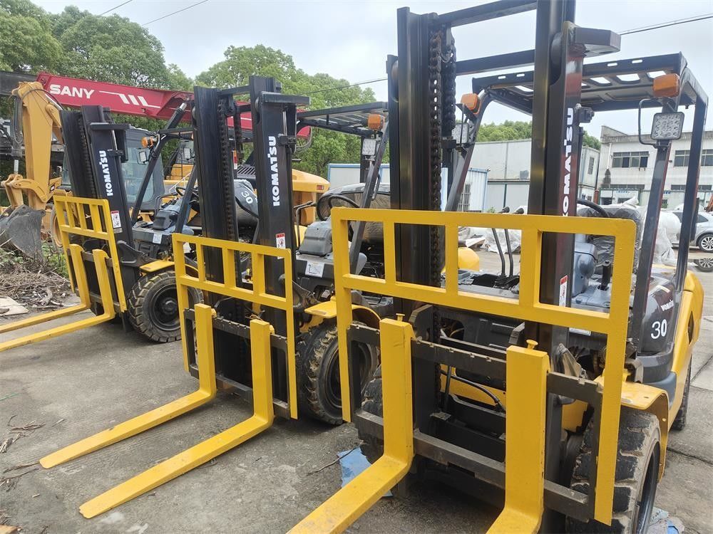 3000 kg Herramientas de elevación en buen estado Elevadora de horquilla Komatsu para sus operaciones comerciales