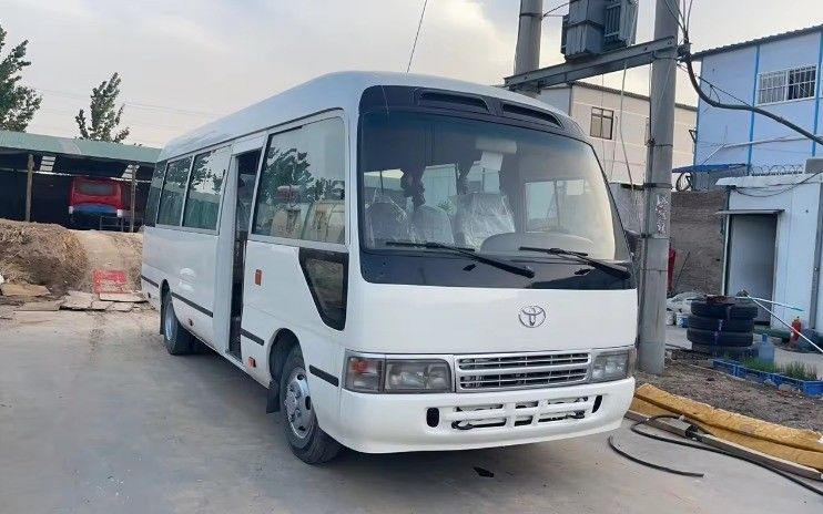 Autobús de montaña Toyota de manejo izquierdo asequible con neumáticos 9.00R20 y 113/5200 de potencia máxima