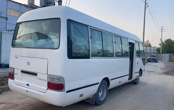 Autobús de montaña Toyota de manejo izquierdo asequible con neumáticos 9.00R20 y 113/5200 de potencia máxima