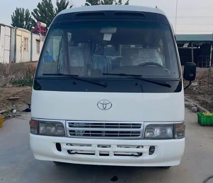 Autobús de montaña Toyota de manejo izquierdo asequible con neumáticos 9.00R20 y 113/5200 de potencia máxima