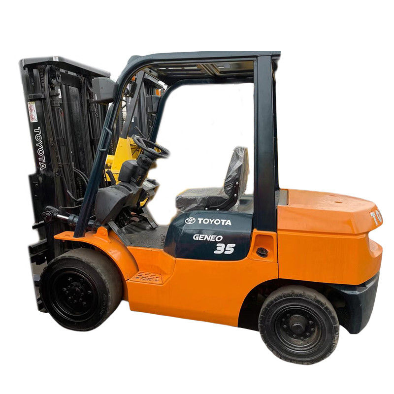 Camioneta elevadora de 3.5 toneladas con capacidad de carga de 3500 kg en buen estado de trabajo
