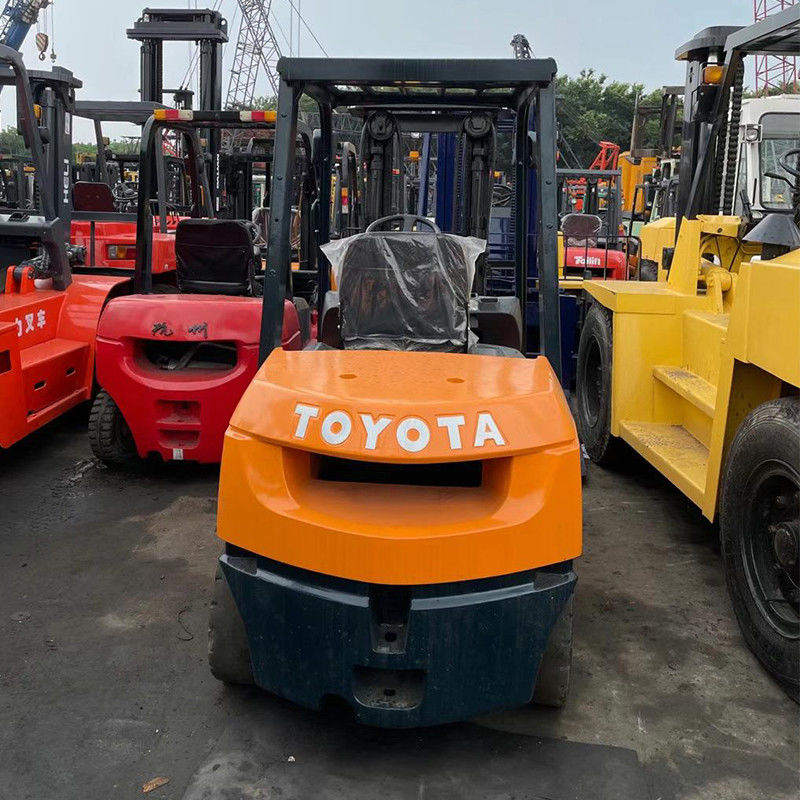 Camioneta elevadora de 3.5 toneladas con capacidad de carga de 3500 kg en buen estado de trabajo