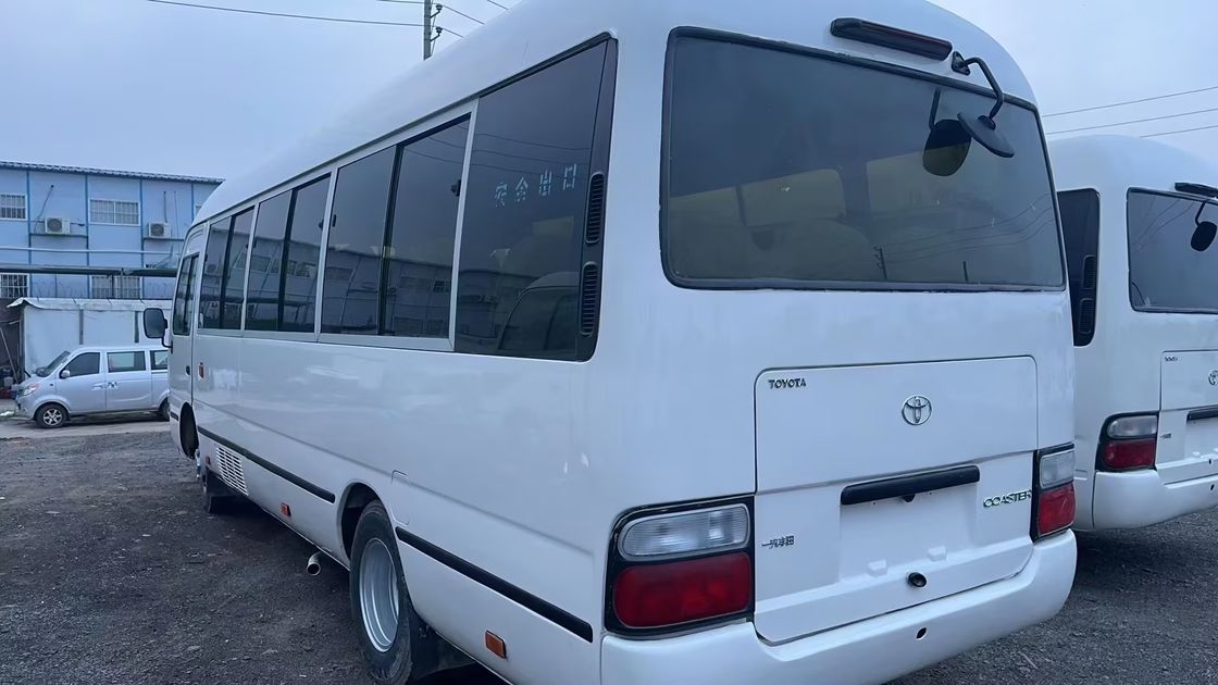 Dirección a mano izquierda Toyota Coaster Bus con neumáticos 9.00R20 y capacidad del motor 4L