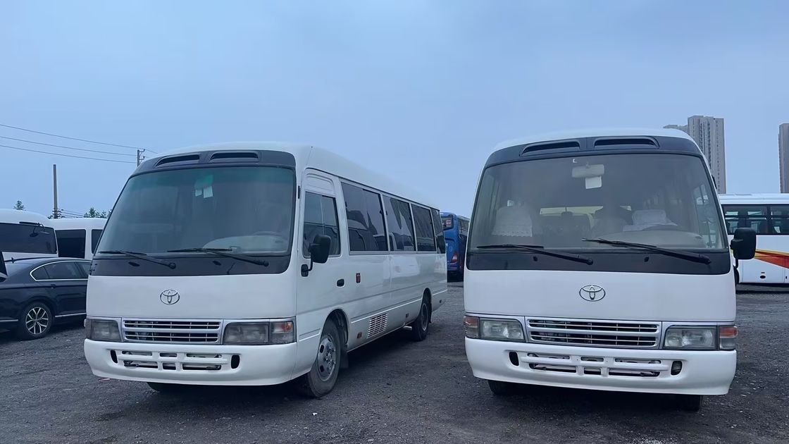 Dirección a mano izquierda Toyota Coaster Bus con neumáticos 9.00R20 y capacidad del motor 4L