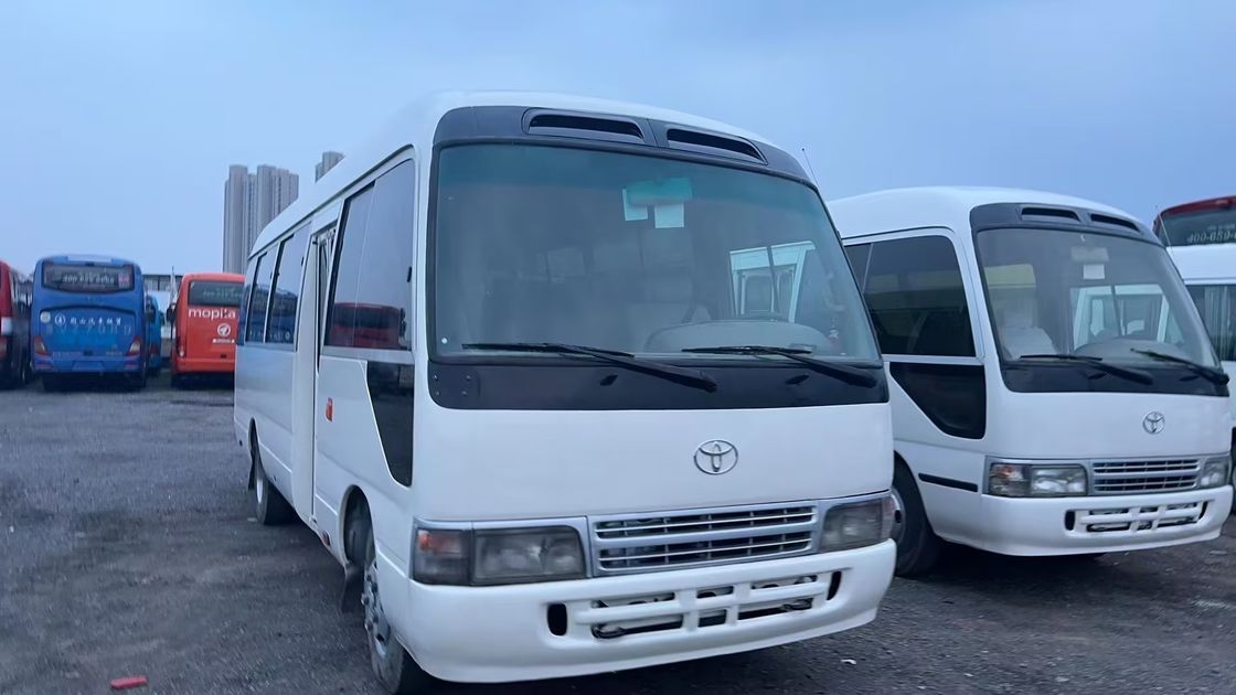 Dirección a mano izquierda Toyota Coaster Bus con neumáticos 9.00R20 y capacidad del motor 4L