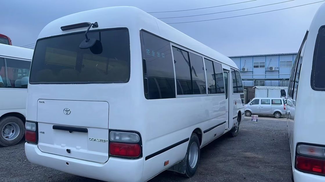 Dirección a mano izquierda Toyota Coaster Bus con neumáticos 9.00R20 y capacidad del motor 4L