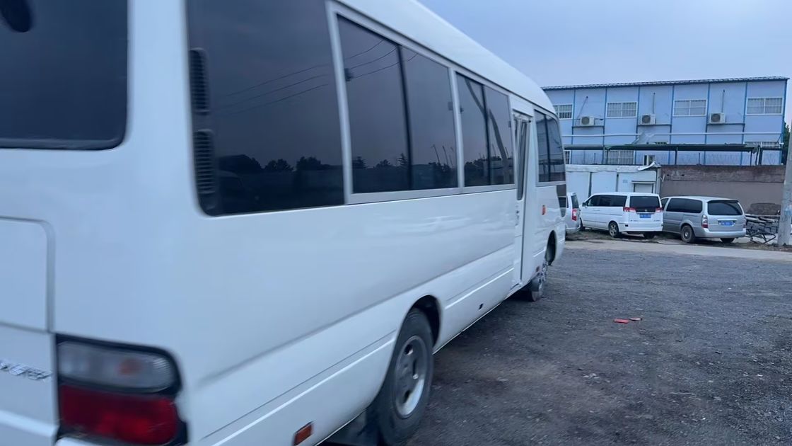 Dirección a mano izquierda Toyota Coaster Bus con neumáticos 9.00R20 y capacidad del motor 4L