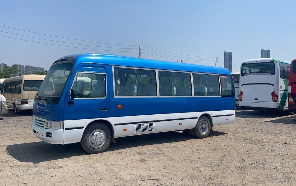 7005*2040*2785mm Estilo cómodo Toyota Coaster de segunda mano de 30 plazas con motor diesel