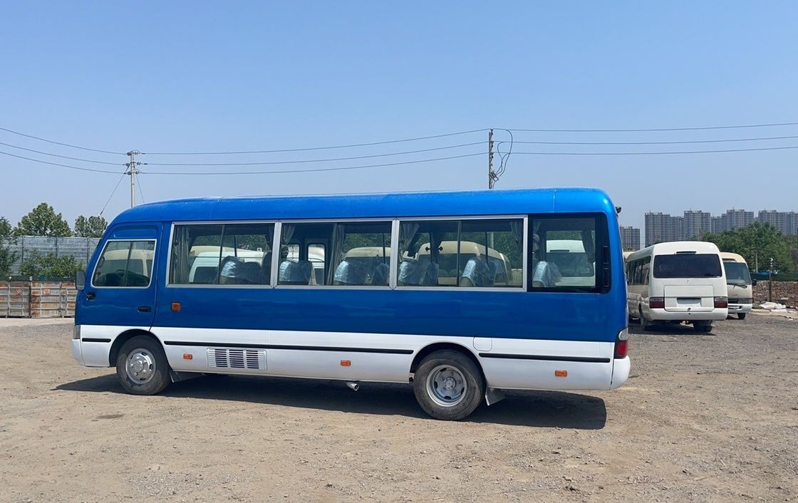 7005*2040*2785mm Estilo cómodo Toyota Coaster de segunda mano de 30 plazas con motor diesel