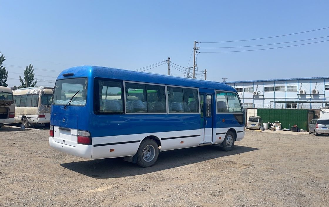 7005*2040*2785mm Estilo cómodo Toyota Coaster de segunda mano de 30 plazas con motor diesel