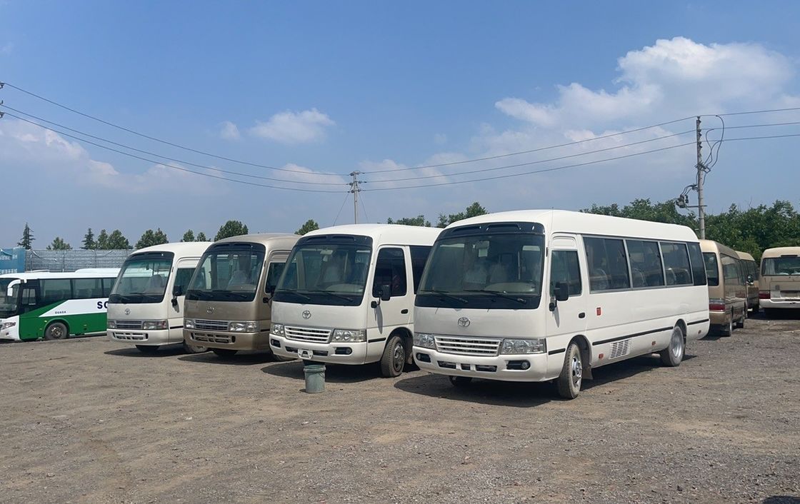 Autobús Toyota Coaster con conducción izquierda 26 asientos y 30 asientos Minibus con capacidad de motor 4L
