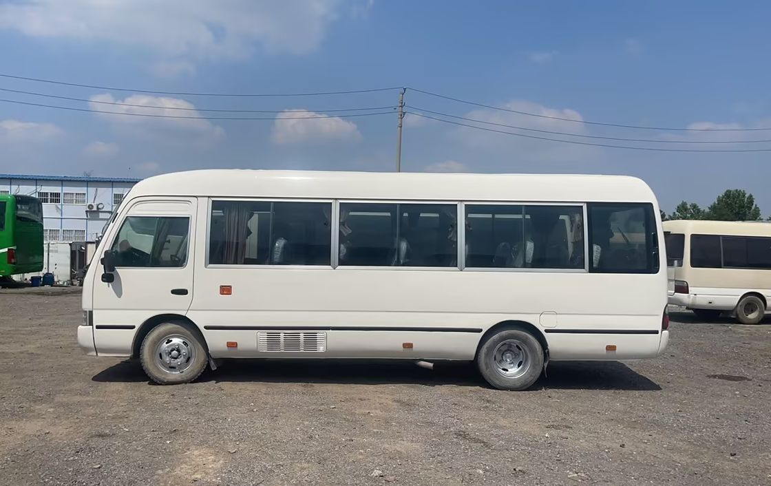 7m 30 asientos Toyo Ta Coaster Bus Motor Capacidad 4L Dimensiones generales mm 7725x2000x2600
