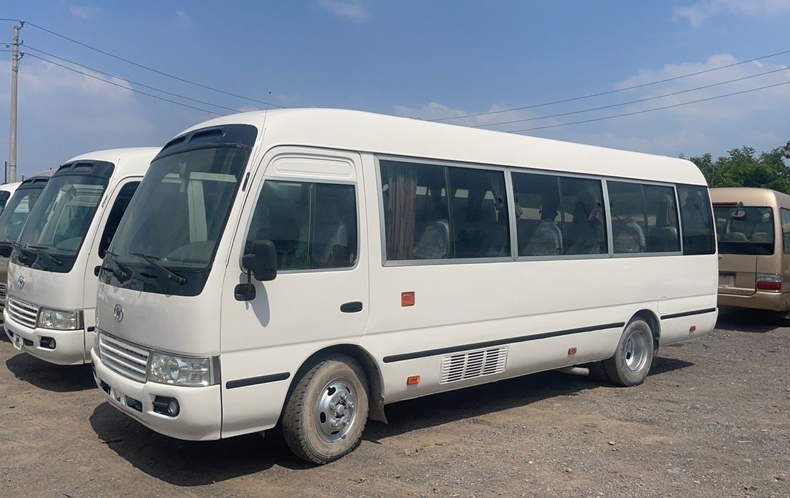 7m 30 asientos Toyo Ta Coaster Bus Motor Capacidad 4L Dimensiones generales mm 7725x2000x2600