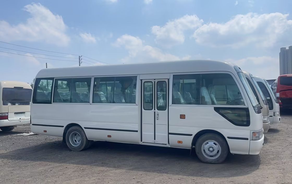 7m 30 asientos Toyo Ta Coaster Bus Motor Capacidad 4L Dimensiones generales mm 7725x2000x2600