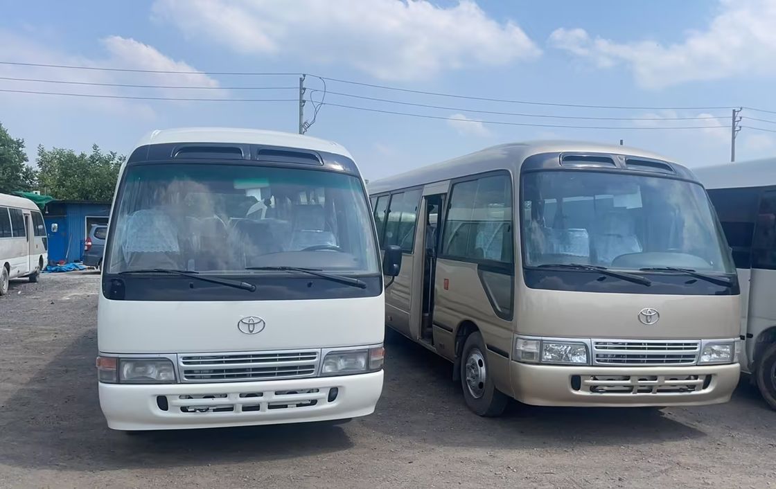 7m 30 asientos Toyo Ta Coaster Bus Motor Capacidad 4L Dimensiones generales mm 7725x2000x2600