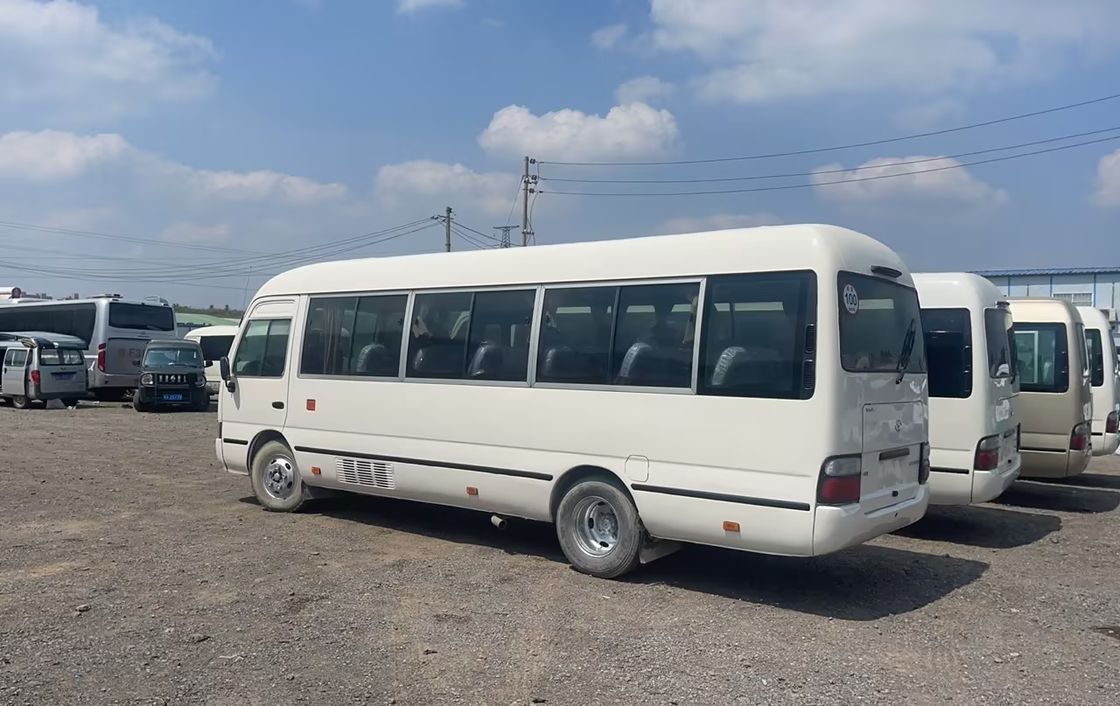 Autobús Toyota Coaster usado de 23-30 asientos con motor diesel a un precio asequible y capacidad de asientos
