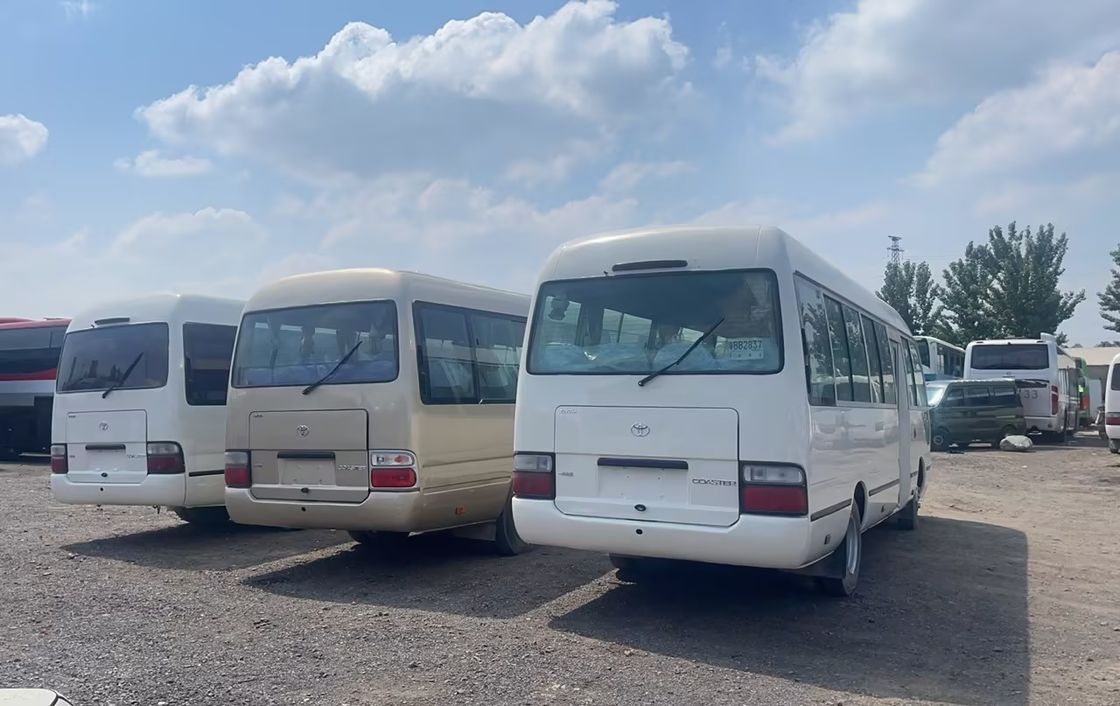 Autobús Toyota Coaster usado de 23-30 asientos con motor diesel a un precio asequible y capacidad de asientos