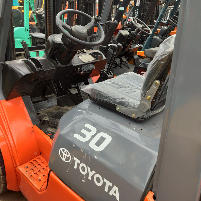 2018 Toyota de 3 toneladas de uso diésel de carretilla elevadora con velocidad de 350 m / min en buenas condiciones