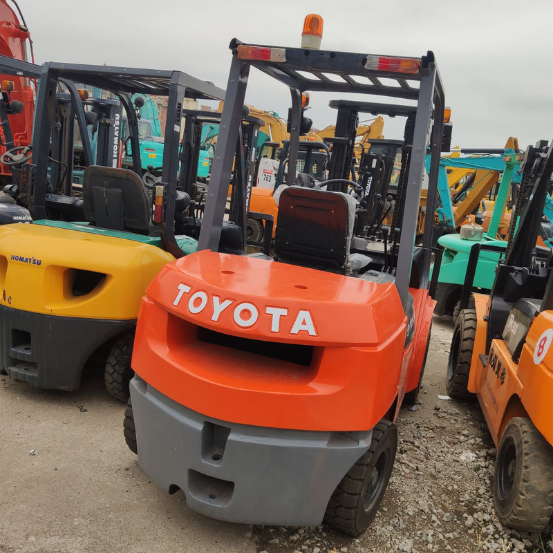 Camioneta elevadora Toyota diesel de 3 toneladas con capacidad de carga de 3 toneladas de horas de trabajo 2001-4000