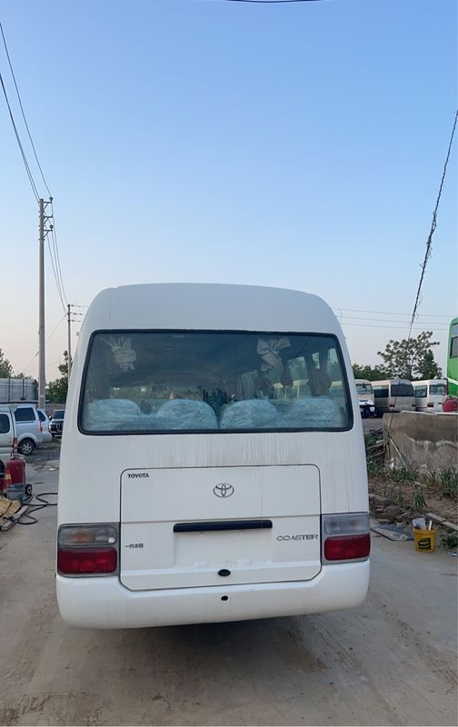 Autobús Toyota de 30 asientos usado con freno de aire de doble circuito en excelente estado.