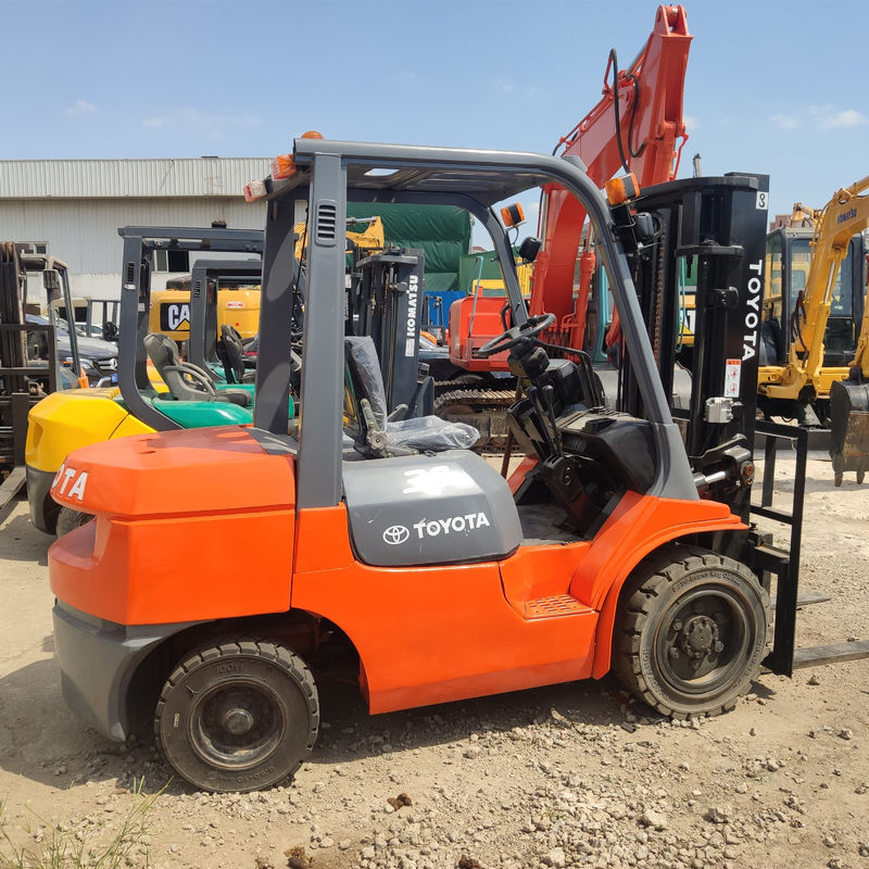 Elevadora de tres toneladas usada Toyota Motor Diesel Elevadora de tres toneladas con 2001-4000 horas de trabajo