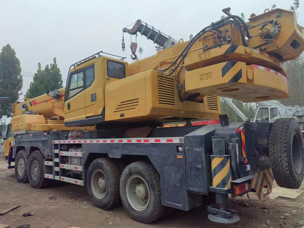 Elevación de bienes de construcción al aire libre con el motor YUCHAI Camión grúa telescópica de 80 toneladas