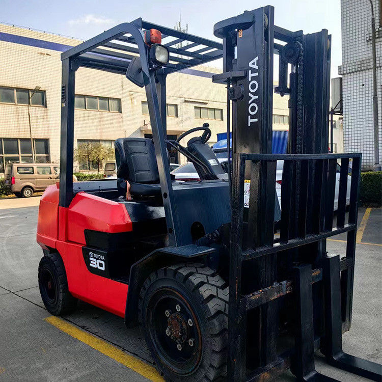 Camionetas elevadoras Toyota de 3 toneladas con color original y altura de elevación de 3 m.