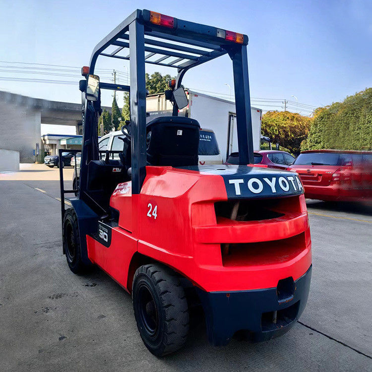 Camionetas elevadoras Toyota de 3 toneladas con color original y altura de elevación de 3 m.