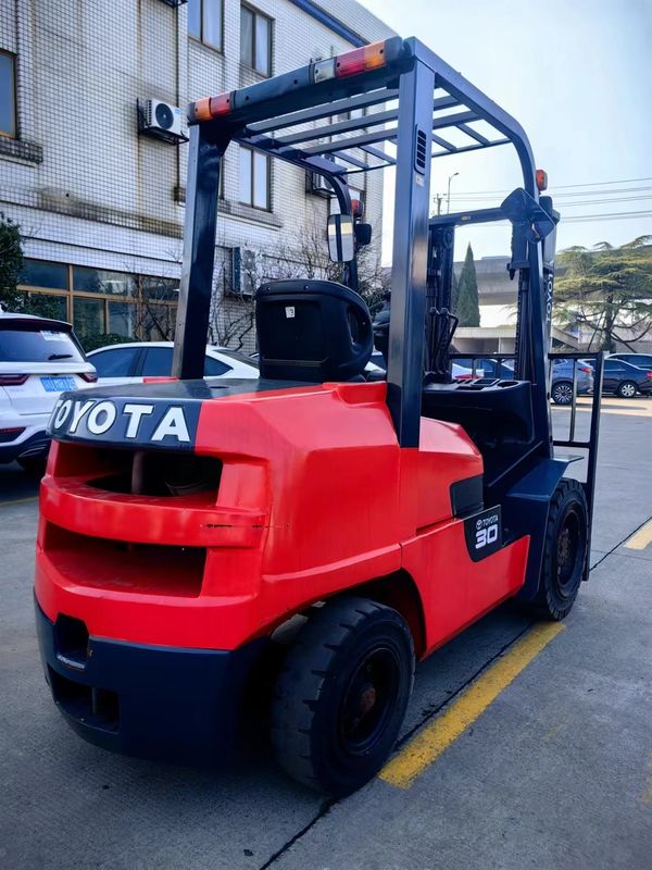 Camionetas elevadoras Toyota de 3 toneladas con color original y altura de elevación de 3 m.