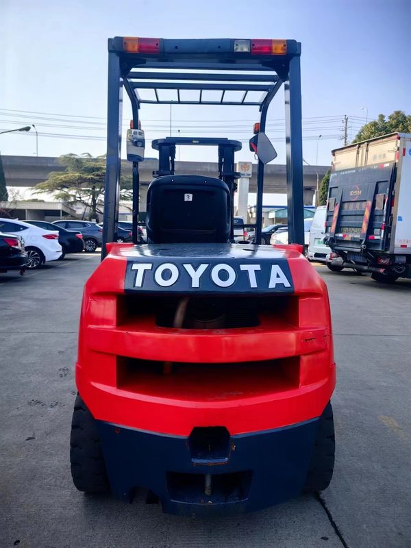 Camioneta elevadora diésel de 3 toneladas Camioneta elevadora Toyota de segunda mano con buenos precios y tipo de potencia 8F30