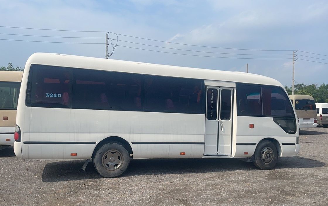 Autobús Toyota Coaster de 30 plazas con conducción izquierda y estilo cómodo con motor diesel