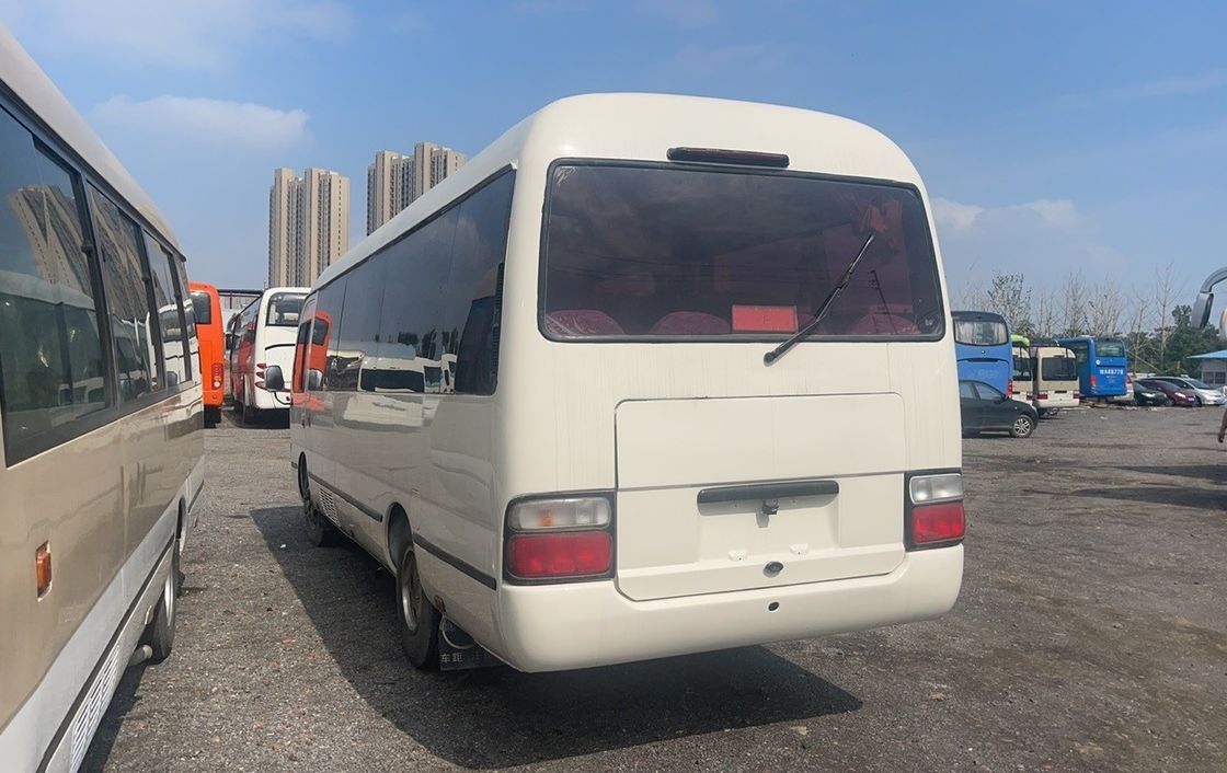 Autobús Toyota Coaster de 30 plazas con conducción izquierda y estilo cómodo con motor diesel
