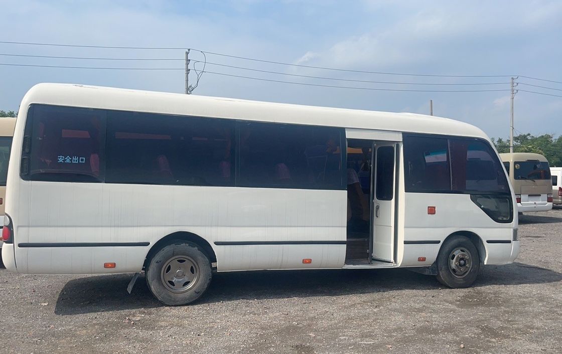 Autobús Toyota Coaster de 30 plazas con conducción izquierda y estilo cómodo con motor diesel