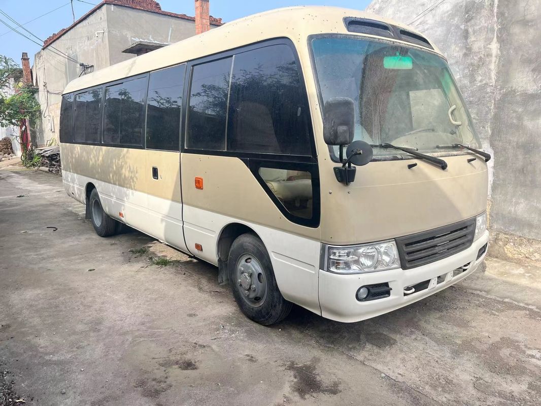 Toyota Coaster asequible Autobús de 30 asientos Modelo usado 2020 con capacidad de motor 4L