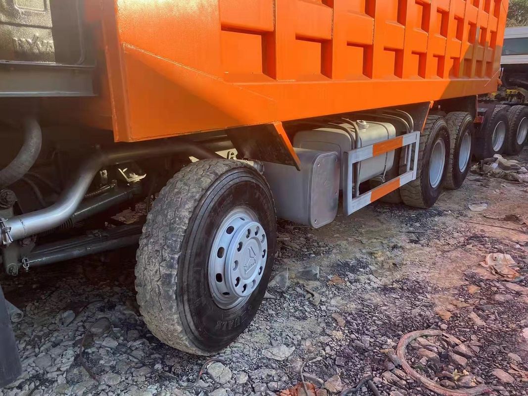 16 Número de neumático LHD SINO Camión de descarga usado HOWO 8X4 Camión de carga pesada con caja de engranajes HW