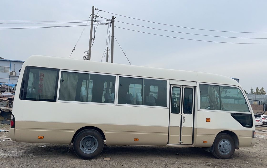Autobús Toyota Coaster con transmisión manual y emisión Euro 2-6 de 30 plazas con accionamiento a mano izquierda