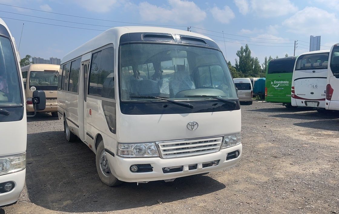Autobús Toyota Coaster usado con 30 asientos y potencia máxima de 113/5200 kW en buenas condiciones