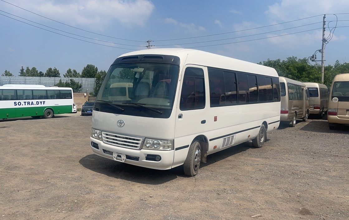 Autobús Toyo ta Coaster usado con 30 asientos y tipo de transmisión manual en buenas condiciones