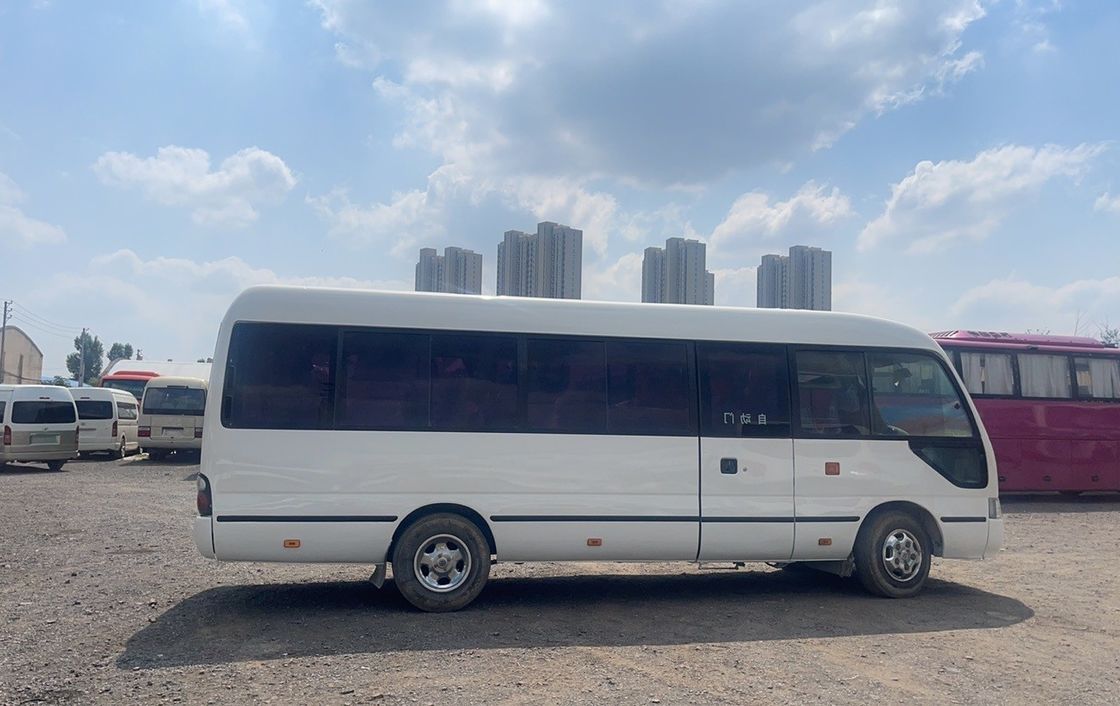 Autobús Toyo ta Coaster usado con 30 asientos y tipo de transmisión manual en buenas condiciones