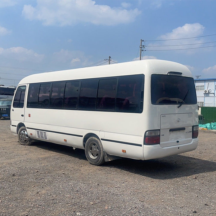 Autobús Toyo ta Coaster usado con 30 asientos y tipo de transmisión manual en buenas condiciones