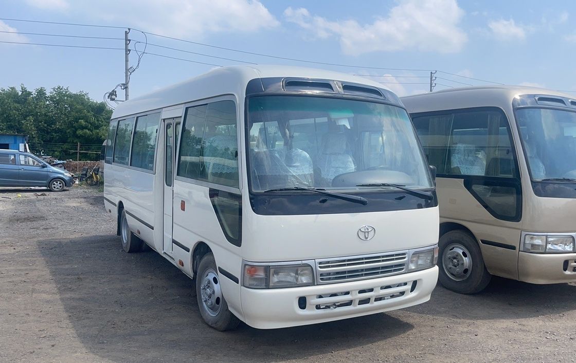 30 asientos Autobús de montaña usada Toyota con neumáticos 9.00R20 y potencia máxima de 113/5200 kW