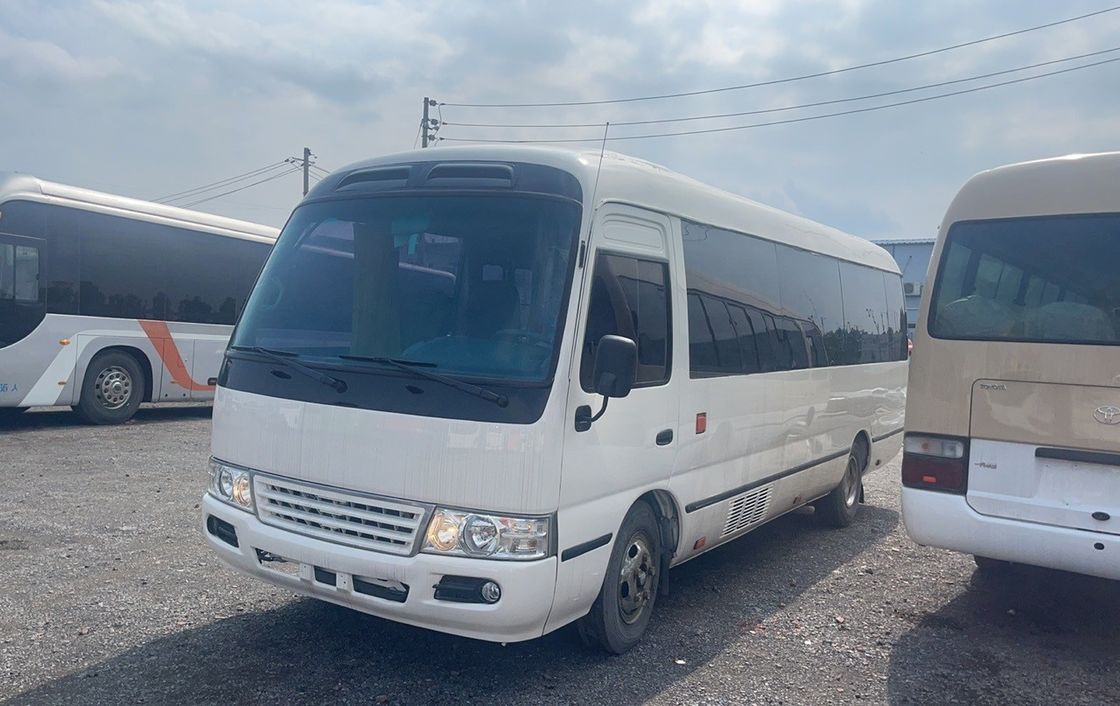 Buen estado 30 asientos Toyota Coaster Bus usado con G.V.W 5900kg y EURO 3 Emisión