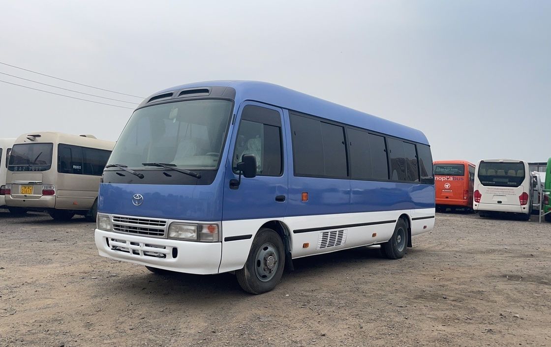 Autobús Toyota Coaster de 30 asientos usado con norma de emisiones Euro 3 y transmisión manual