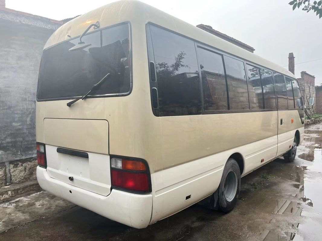 Autobús Toyota Coaster de segunda mano con 30 asientos en buen estado Tipo de combustible diesel con emisiones EURO 3