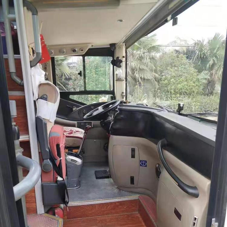 2015 Año 59 asientos Autobús turístico de lujo con capacidad del motor 8L y Max. caballos de fuerza 375 hp