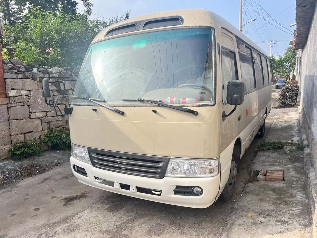 Autobús Toyota Coaster de 30 asientos con buen estado y tipo de transmisión manual Perfecto