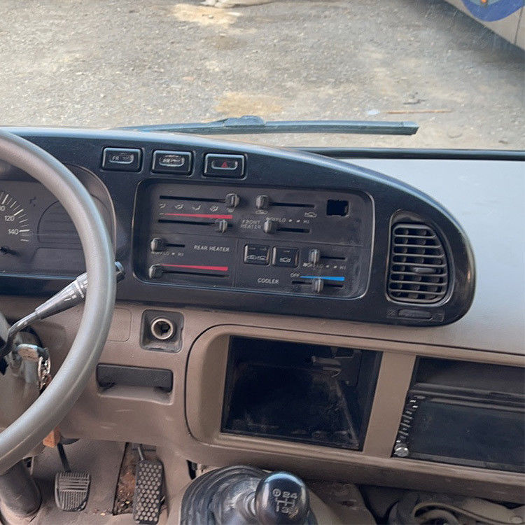 Autobús Toyota Coaster de 30 plazas con motor diesel y norma de emisiones Euro 3 en buen estado