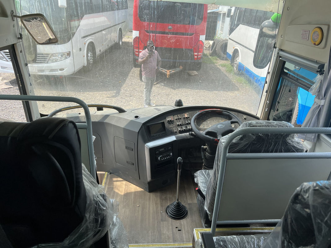 Autobús turístico de lujo de 39 asientos con volante a mano derecha Autobús usado con capacidad de motor de 9.726L