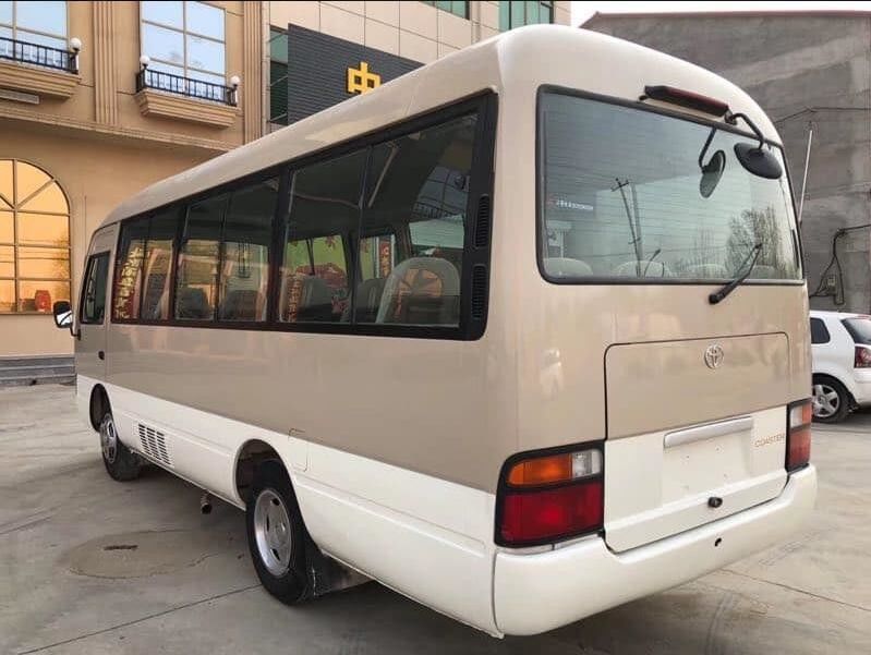 Torque máximo 340Nm/rpm Diesel 29 asientos Autobuses usados Toyota Coaster con tanque de aceite de 300L